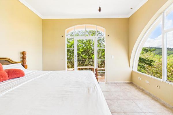 Casa con vistas a la montaña y al océano en venta en sora