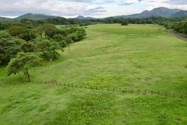 Finca ganadera con casa familiar y ríos