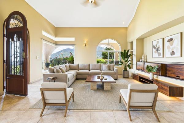 Casa con vistas a la montaña y al océano en venta en sora