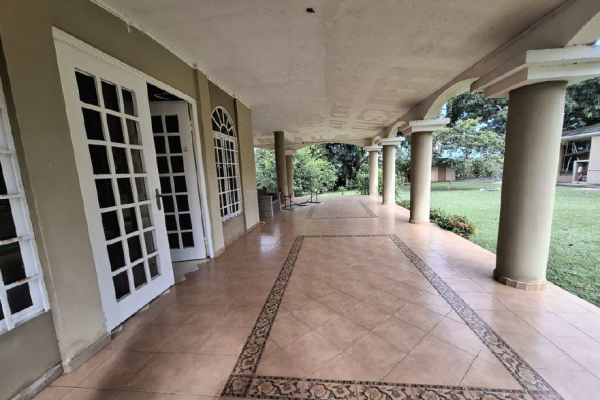 Venta de casa dos niveles con terreno en la chorrera