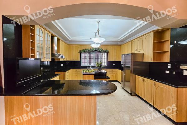 Venta de amplia casa en altos de panama con piscina propia por debajo de avaluo