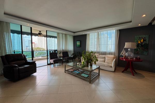 Modern apartment in altos del golf