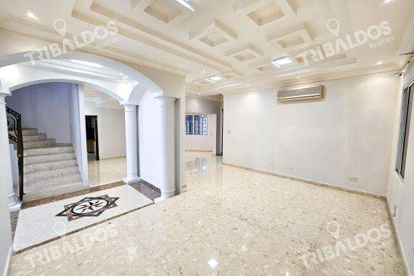 Venta de amplia casa en altos de panama con piscina propia por debajo de avaluo