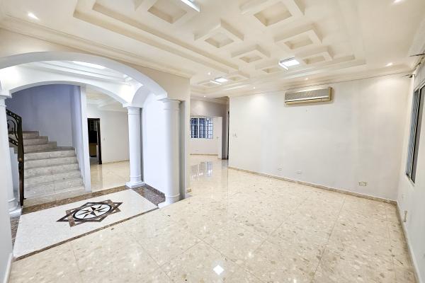 Venta de amplia casa en altos de panama con piscina propia por debajo de avaluo