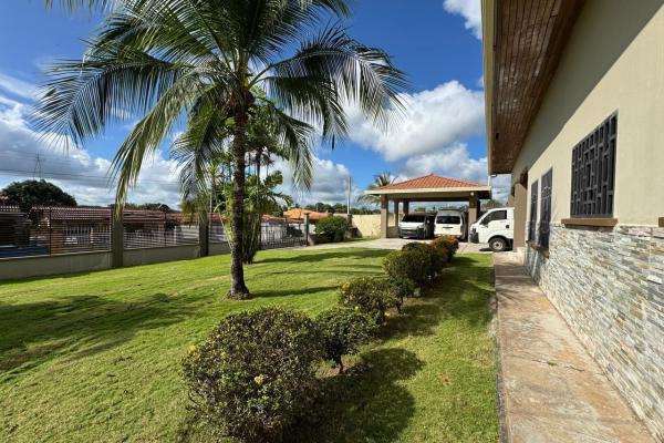 Casa con piscina en lote de 2.239 m²