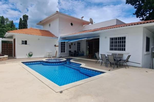 4 bedroom house with private pool and jacuzzi