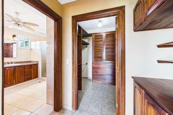 Casa con vistas a la montaña y al océano en venta en sora