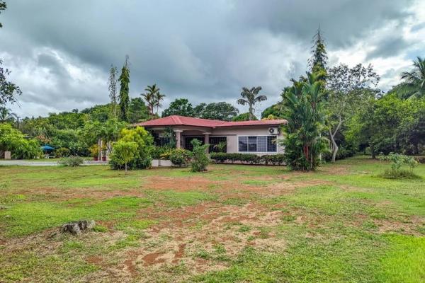 Roadside property with 2,906 m² in dolega